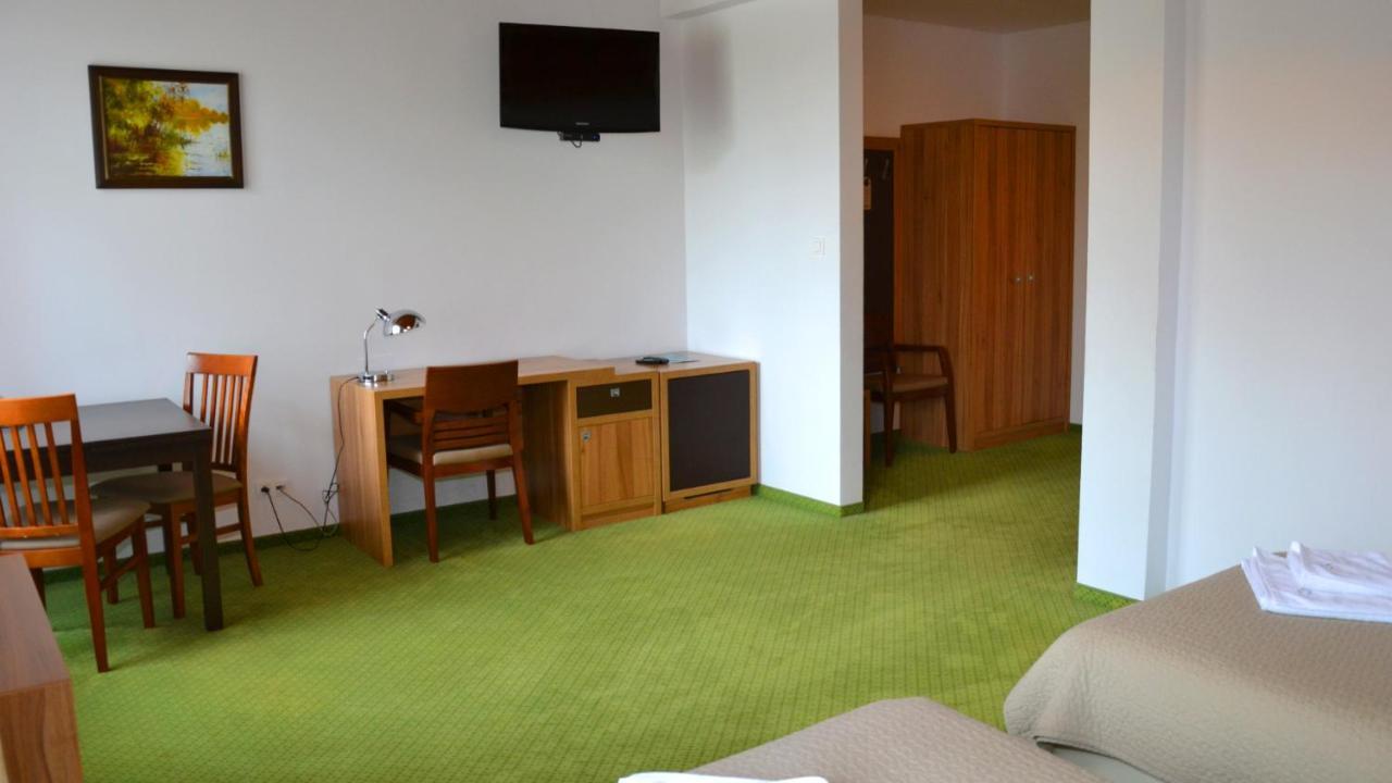 Tawerna Kaper Hotell Iława Exteriör bild
