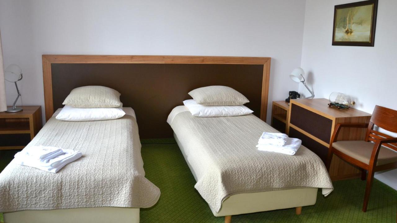 Tawerna Kaper Hotell Iława Exteriör bild