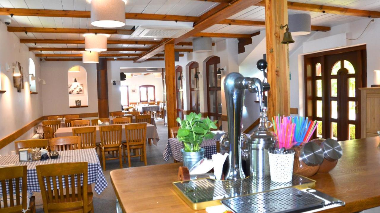 Tawerna Kaper Hotell Iława Exteriör bild