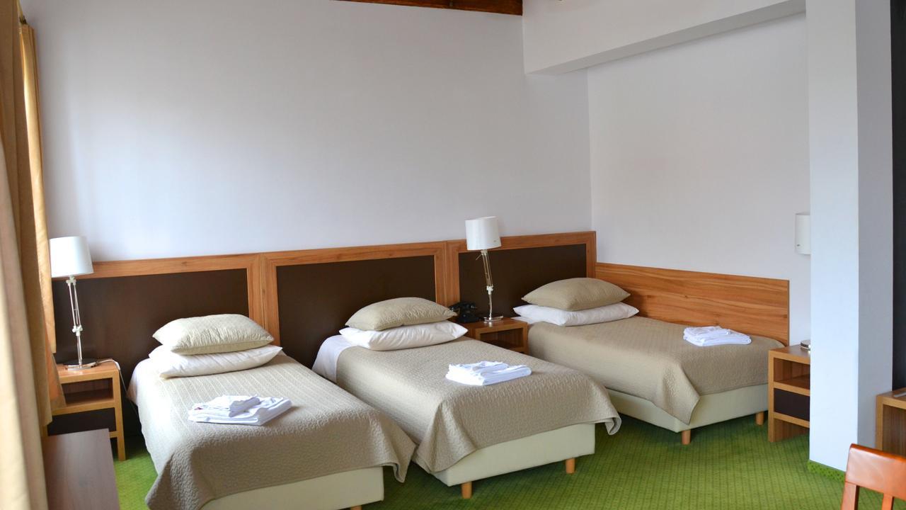 Tawerna Kaper Hotell Iława Exteriör bild