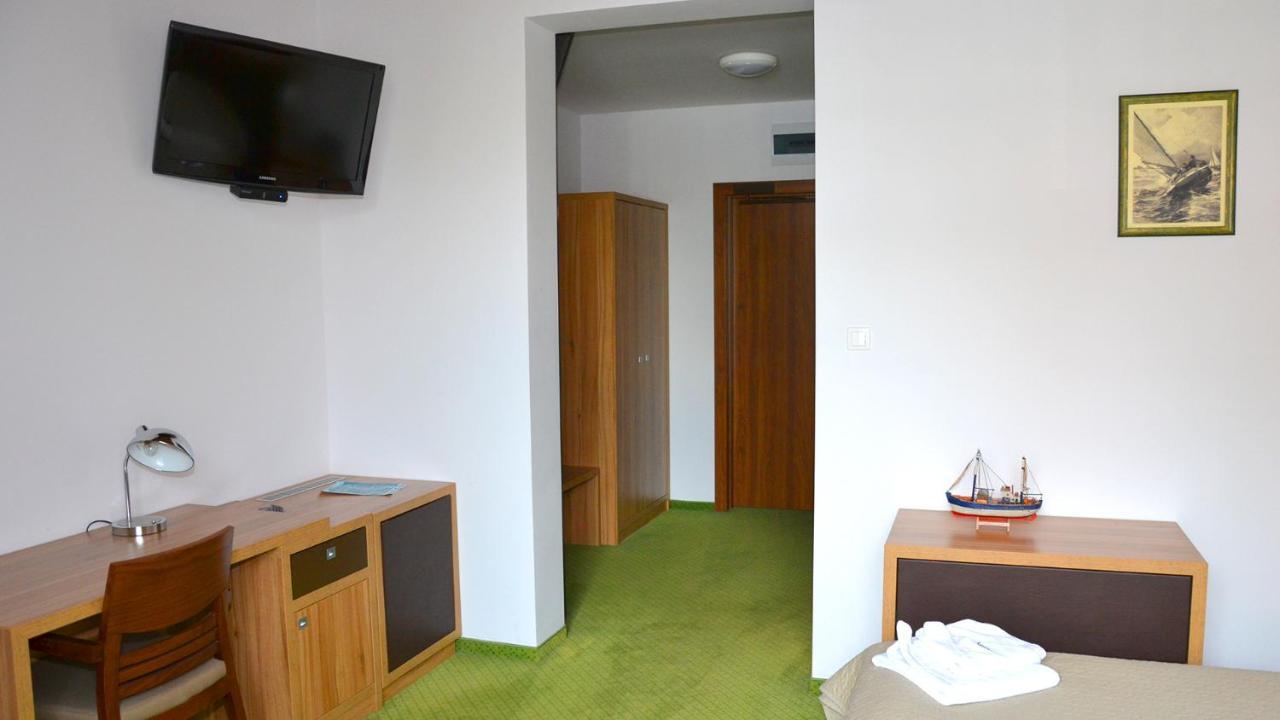Tawerna Kaper Hotell Iława Exteriör bild