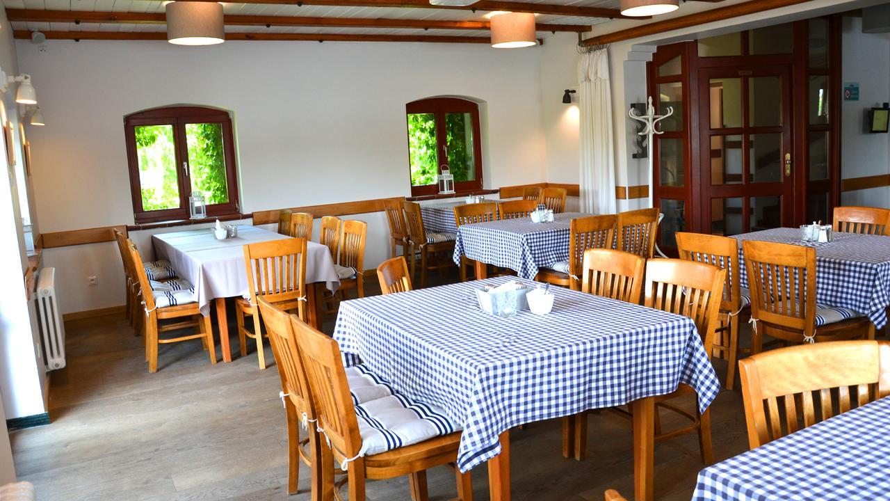 Tawerna Kaper Hotell Iława Exteriör bild