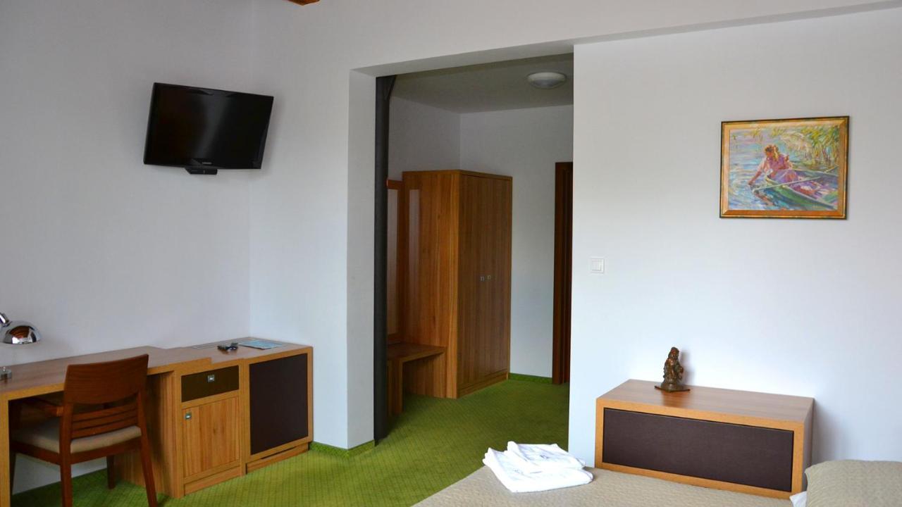 Tawerna Kaper Hotell Iława Exteriör bild