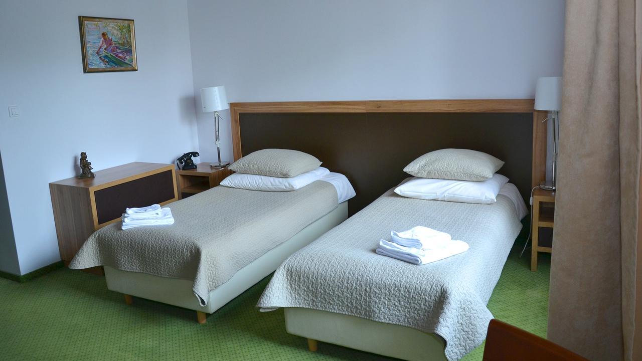 Tawerna Kaper Hotell Iława Exteriör bild