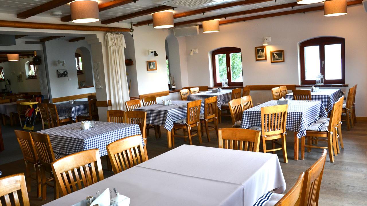 Tawerna Kaper Hotell Iława Exteriör bild