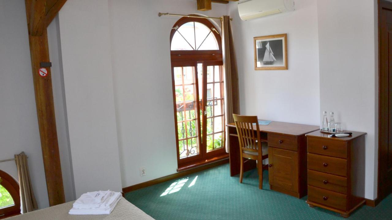 Tawerna Kaper Hotell Iława Exteriör bild